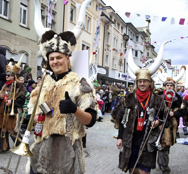 Daumen nach oben: Die Hrnle-Clique Wa...nende wieder ihr traditionelles Fest.   | Foto: Susanne Kanele