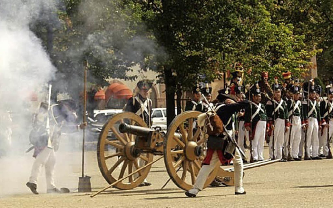 Zahlreiche Teilnehmer stellen am Wochenende historische Schlachten nach.   | Foto: Office de Tourisme du Pays de Brisach