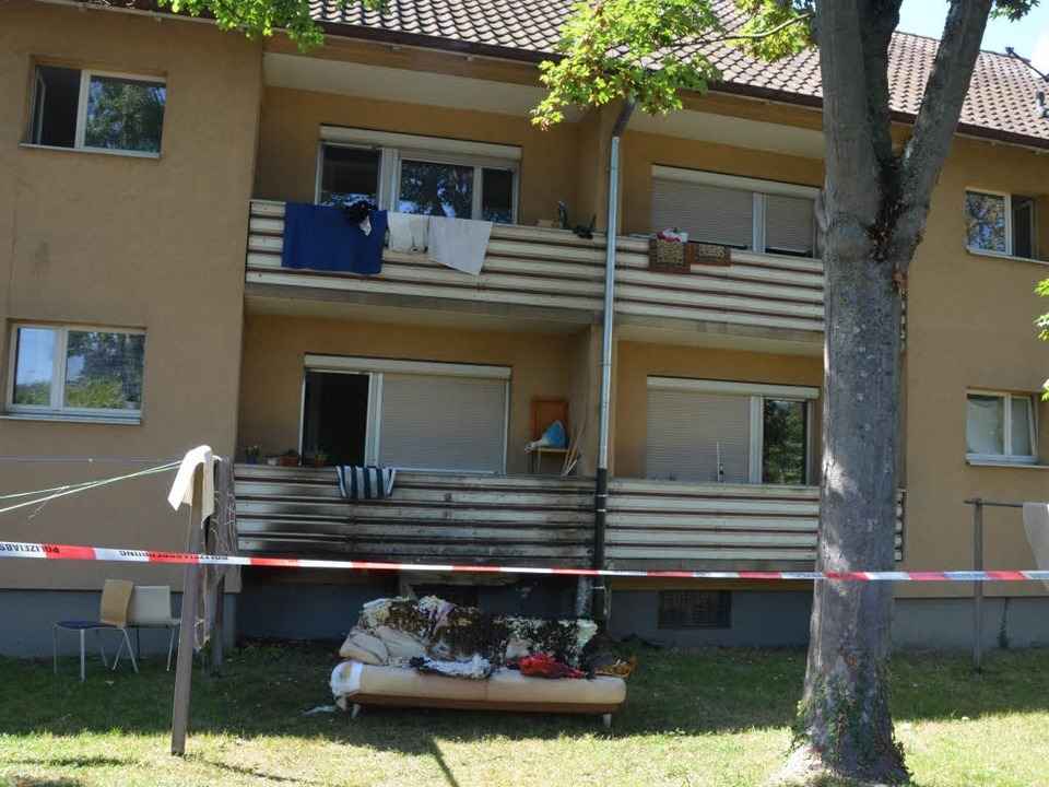 Die brennende Couch vor der Unterkunft wurde von Anwohnern gel�scht.  | Foto: Ulrich Senf