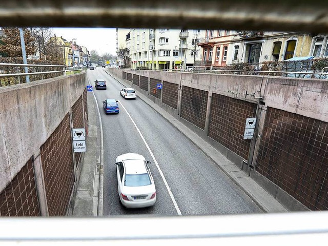 Falsche Knllchen: Das Ortsschild kommt erst auerhalb der Tunnelausfahrt.  | Foto: Ingo Schneider