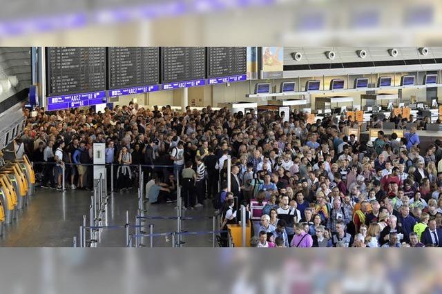 Frau verhlt sich verdchtig - Polizei rumt Flughalle