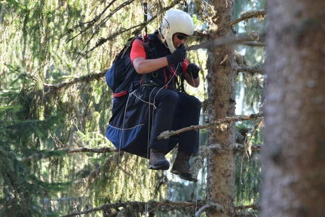 Gleitschirmflieger stürzt ab und wird aus 20 Meter hohen Baumwipfeln gerettet