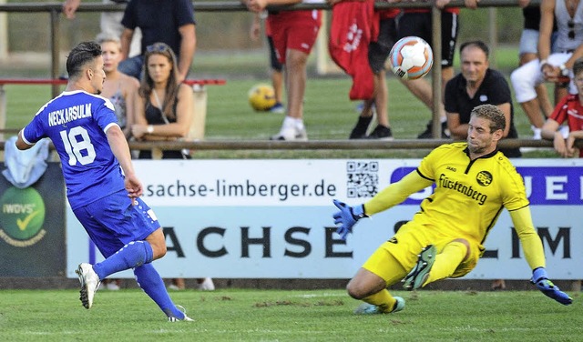 Neckarsulms Sebahattin ztrk (links) ...det BSC-Keeper Dennis Mller zum 0:3.   | Foto: Achim Keller