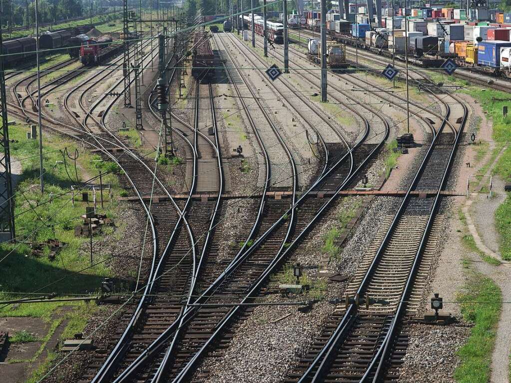 Hermann Lais: Bahngleise, aus krumm wird gerade, oder umgekehrt. Hauptsache die Richtung stimmt.