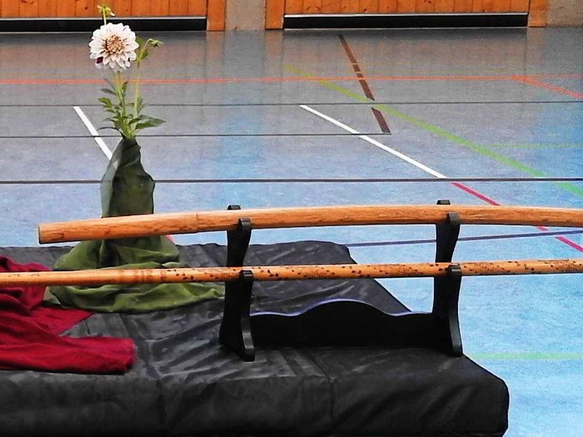 Brigitte Baur: Gerade und krumme Aikido-Waffen. Das Jo (Stab) ist gerade und das Bokken (Schwert) ist krumm. Aufgenommen habe ich das Foto an einem Aikido-Lehrgang.