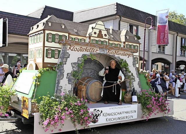Kiechlinsbergen. Der Mnchsfestwagen d... Winzer beim Jubilumszug in Breisach.  | Foto: Roland Vitt