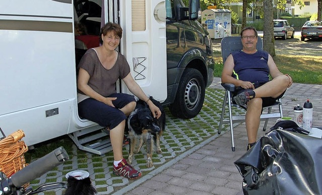 Heike und Stefan Rost aus Berlin sind ...dem neuen Lahrer Wohnmobilstellplatz.   | Foto: Wolfgang Beck