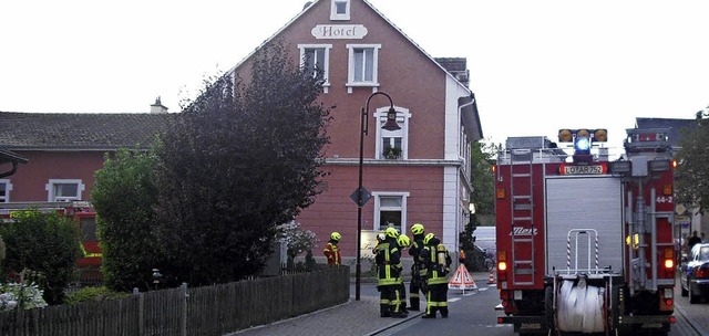 Fr 42 Feuerwehrleute in Fischingen ga...einer halben Stunde wieder Entwarnung.  | Foto: Ulrich Senf