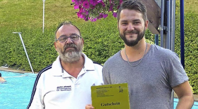 Thomas Jost (links) vom Schweigmattver...Bjrn Brugger, Badegast Nummer  10000   | Foto: Schweigmattverein