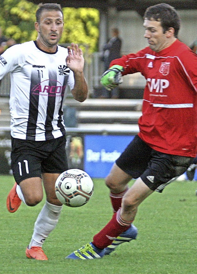 Nedzad Plavci (links) war beim 11:0 ge...en mit fnf Treffern Mann des Spiels.   | Foto: Dieter ReinharDT