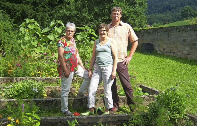Marlene Werfl (links) sowie Stefan und...alther im Liebfrauenhof in Fessenbach   | Foto: Charles Thiebaud