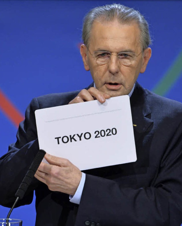 Ex-IOC-Prsident Jacques Rogge gibt 20...n Ausrichter der Spiele 2020 bekannt.   | Foto: dpa