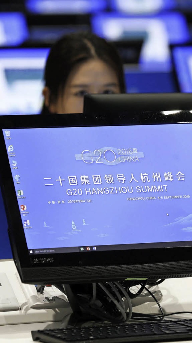 Auf dem Bildschirm ist das Logo des di...en G-20-Gipfels in Hangzhou zu sehen.   | Foto: DPA