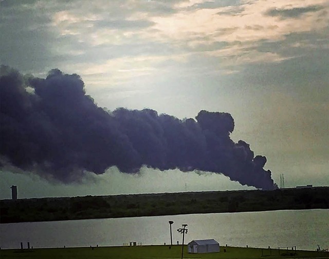 Schwarzer Rauch ber dem Weltraumbahnhof Cape Canaveral   | Foto: dpa