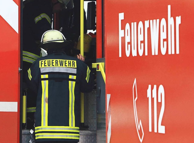 Die Feuerwehr lschte den Fahrzeugbrand.   | Foto: dpa