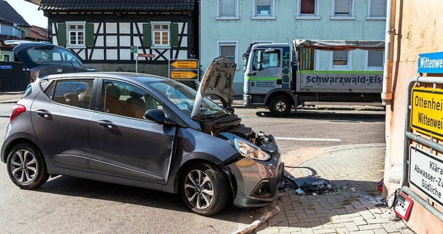 Gegen eine  Hauswand ist dieses Auto am Freitag in Kappel gefahren.  | Foto: Bernhard Rein