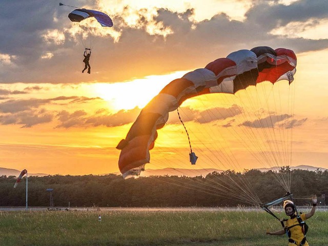 Fallschirmsportler bei der Landung am Flugplatz bei Eschbach.  | Foto: Ernst Schindl