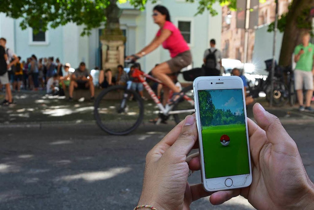 Pokmon-Jagd und Straenverkehr kommen...errenstrae gelegentlich in die Quere.  | Foto: Bastian Nill