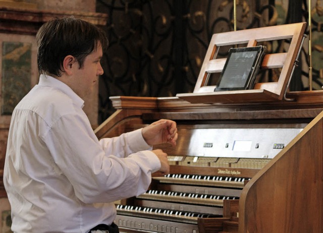 Organist Andrew Dewar hatte in St. Pet...seinem mit Verve vorgetragenen Spiel.   | Foto: Erich Krieger