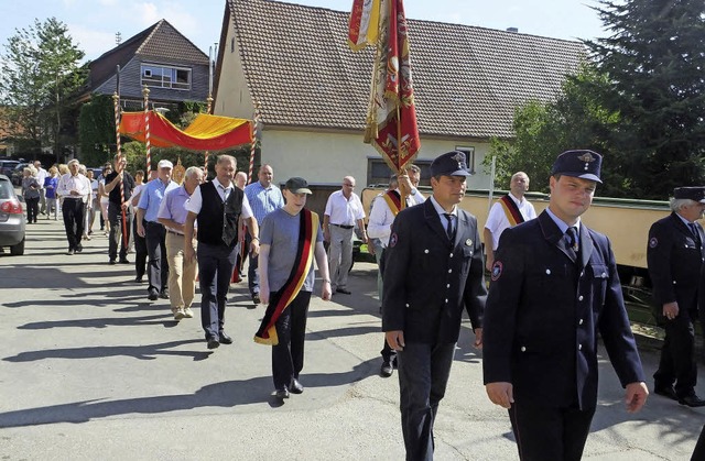 Unter der Beteiligung des Musikvereine...trozinium in Mnchingen durch den Ort.  | Foto: Morath