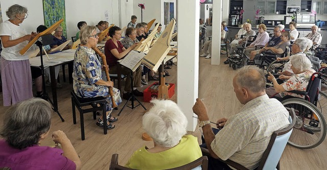 Gemeinsam haben die Veeh-Harfen-Spieler mit den Senioren musiziert.   | Foto: Ursula Freudig