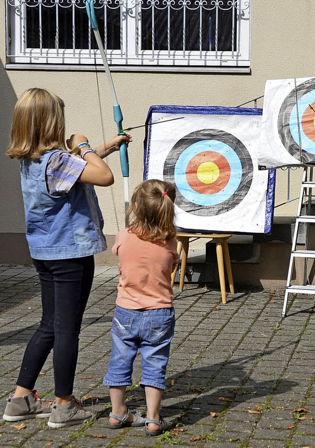 Zwei Kinder ben sich im Bogenschieen.   | Foto: Horatio Gollin