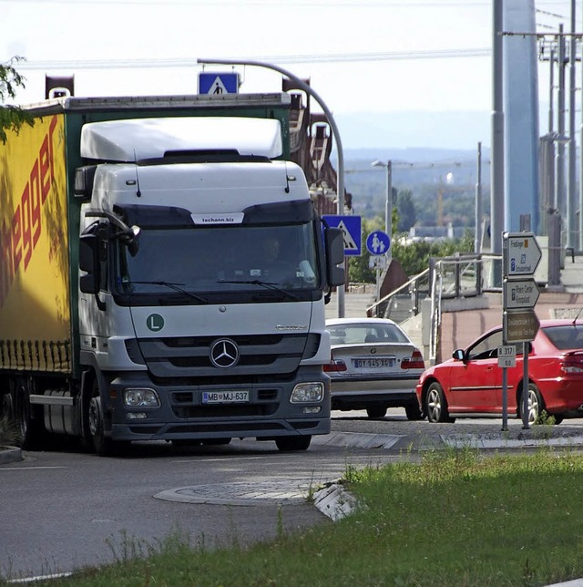 Wegen der Sperrung des Colmarer Kreise...ch den engen Schlaufenkreisel qulen.   | Foto: Frey