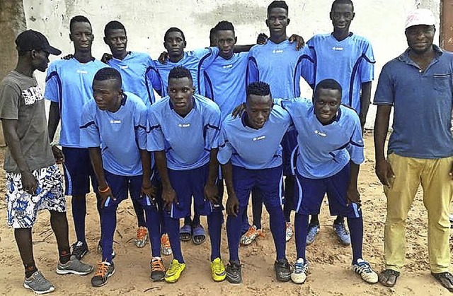 Fuballspieler in Gambia mit den Triko...r SG Zell-Schnau zugeschickt wurden.   | Foto: Privat
