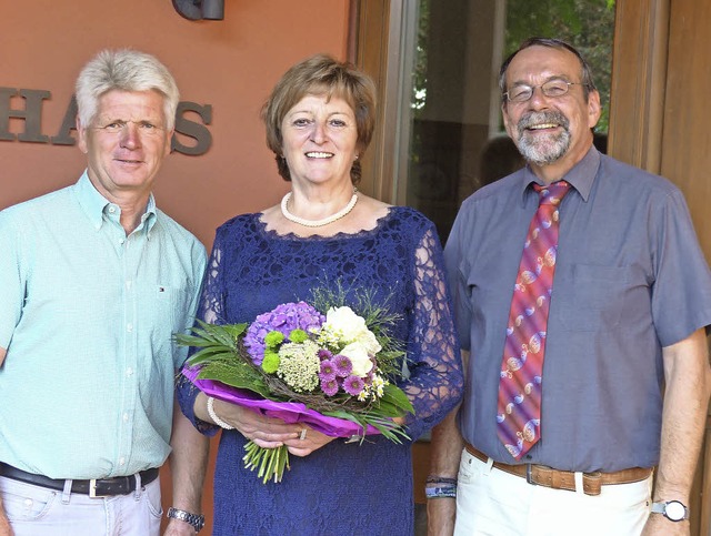 Mit Glckwnschen, Blumen und Prsente...istina Sauerburger  in den Ruhestand.   | Foto: Christine Weirich
