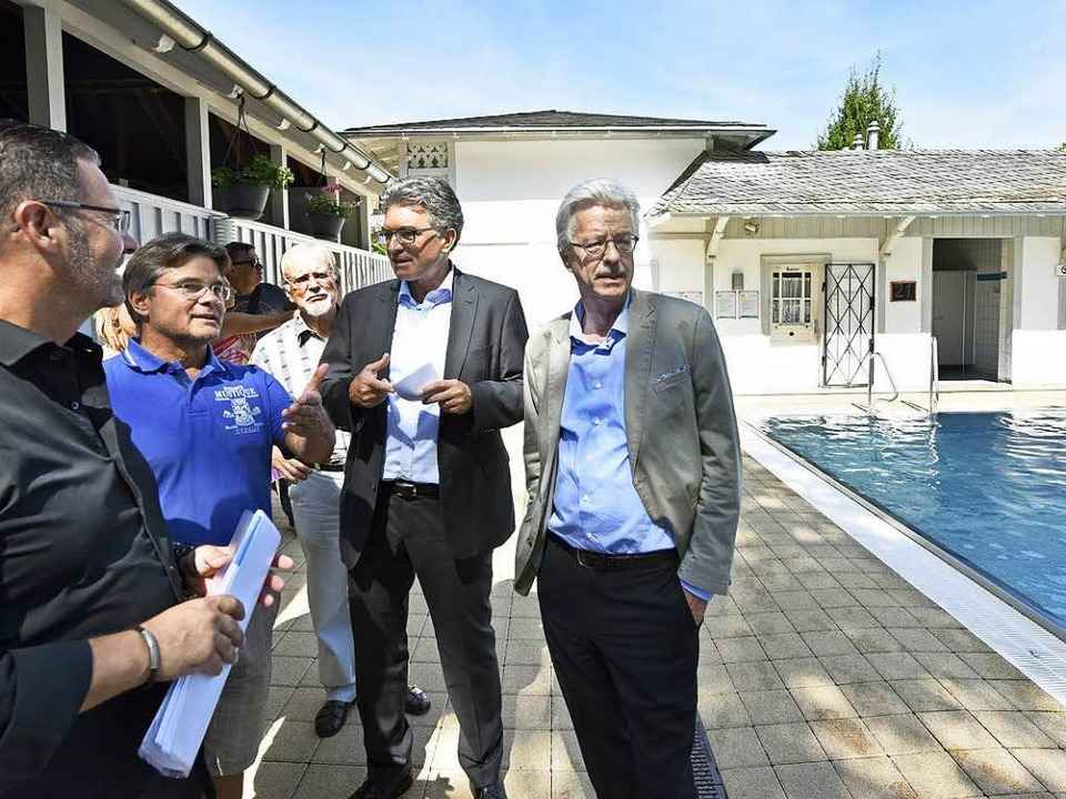 Viele M�nner im Damenbad: Betriebsleit...omon und Erster B�rgermeister Neideck   | Foto: Michael Bamberger