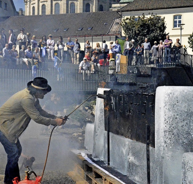 Fritz Will bearbeitete Holz, das an in... Eisblcken befestigt war, mit Feuer.   | Foto: Sebastian Barthmes