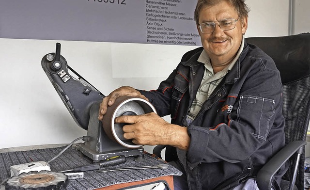 Karl Dold mit seiner Schleifmaschine im Werkstattanhnger.   | Foto: Julius Steckmeister