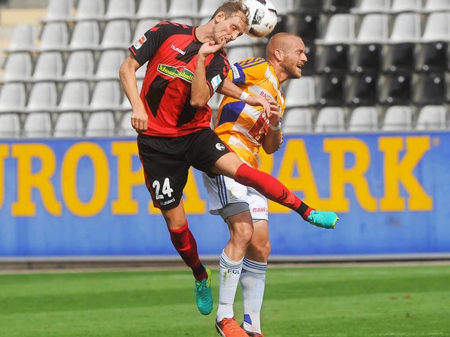 SC-Neuzugang Georg Niedermeier im Duell gegen Ricardo Costa vom FC Luzern.  | Foto: Meinrad Schn