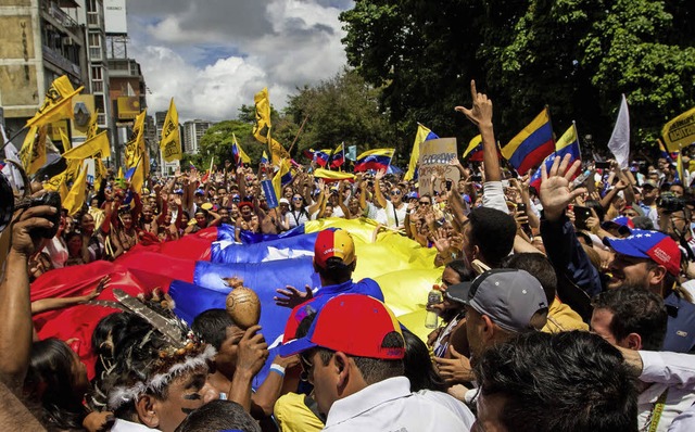 Zigtausende fordern in der Hauptstadt ...em Ziel,  Maduro absetzen zu knnen.    | Foto: dpa