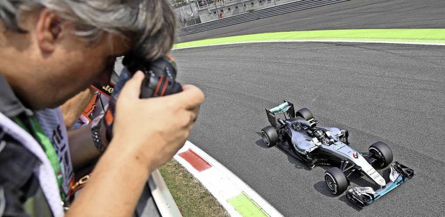 Im Fokus der Fotografen: Nico Rosberg im Silberpfeil   | Foto: dpa