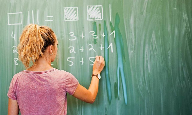 Kultusministerin Eisenmann will mehr Mathestunden an der Grundschule.  | Foto: dpa