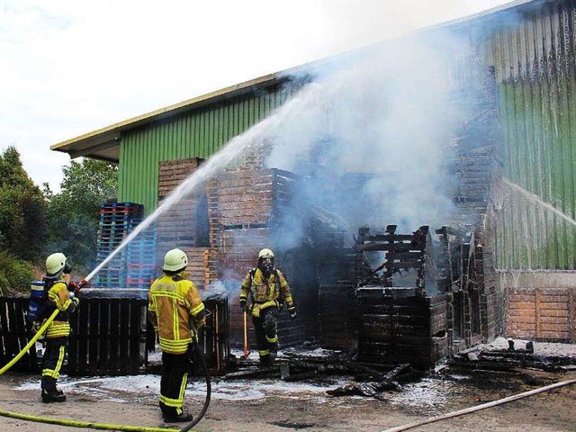 Brand bei einem Hndler fr landwirtschaftliche Produkte  | Foto: Feuerwehr