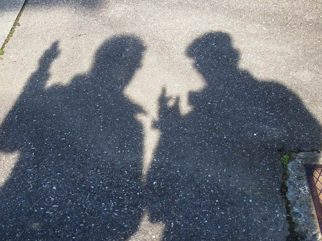 Licht und Schatten bei einer Besprechung mit der Schwgerin ber das Ziel eines geplanten Spaziergangs. Aufgenommen in Rheinfelden. Fotograf: Helmut Porsche. BZ-Fotosommer: Licht und Schatten