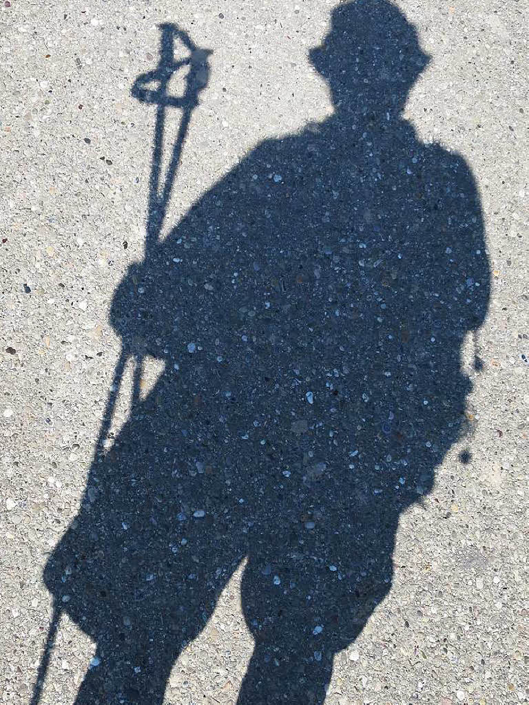 Licht und Schatten bei einer Wanderung am Kaiserstuhl. Auch wenn Asphalt bei einer Wanderung nicht immer angenehm ist, streckenweise ist er nicht zu umgehen. Fotograf: Helmut Porsche. BZ-Fotosommer: Licht und Schatten