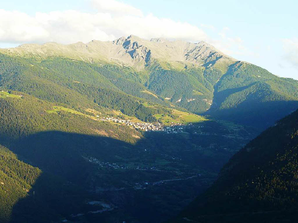 Licht und Schatten am Ausserberg oberhalb Visp/Wallis. Fotograf: Jrgen Freund. BZ-Fotosommer: Licht und Schatten