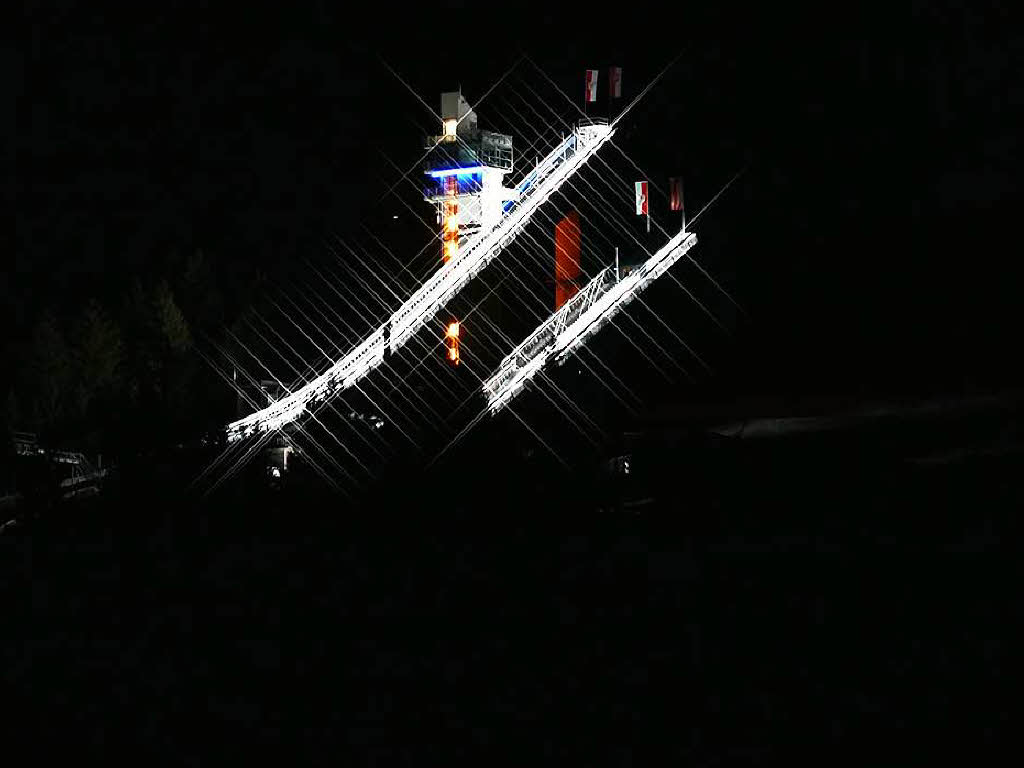 Licht und Schatten: Skisprungschanze in Oberstdorf/Allgu. Fotofrag: Jrgen Freund. BZ-Fotosommer: Licht und Schatten
