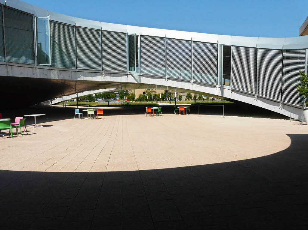 Licht und Schatten beim Rolex Learning Center der Universitt Lausanne. Fotograf: Jrgen Freund. BZ-Fotosommer: Licht und Schatten