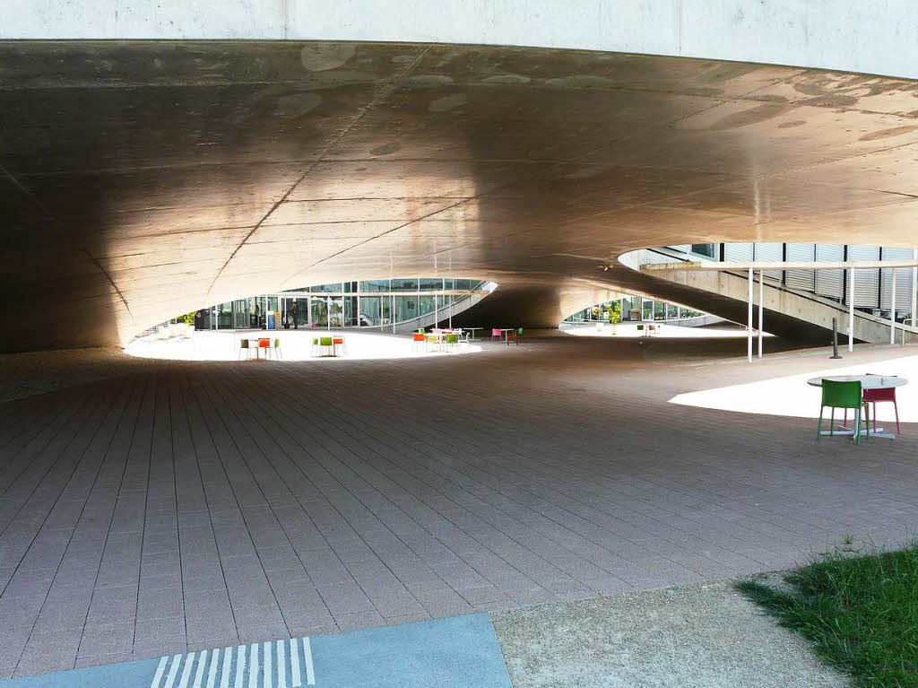 Licht und Schatten beim Rolex Learning Center der Universitt Lausanne. Fotograf: Jrgen Freund. BZ-Fotosommer: Licht und Schatten