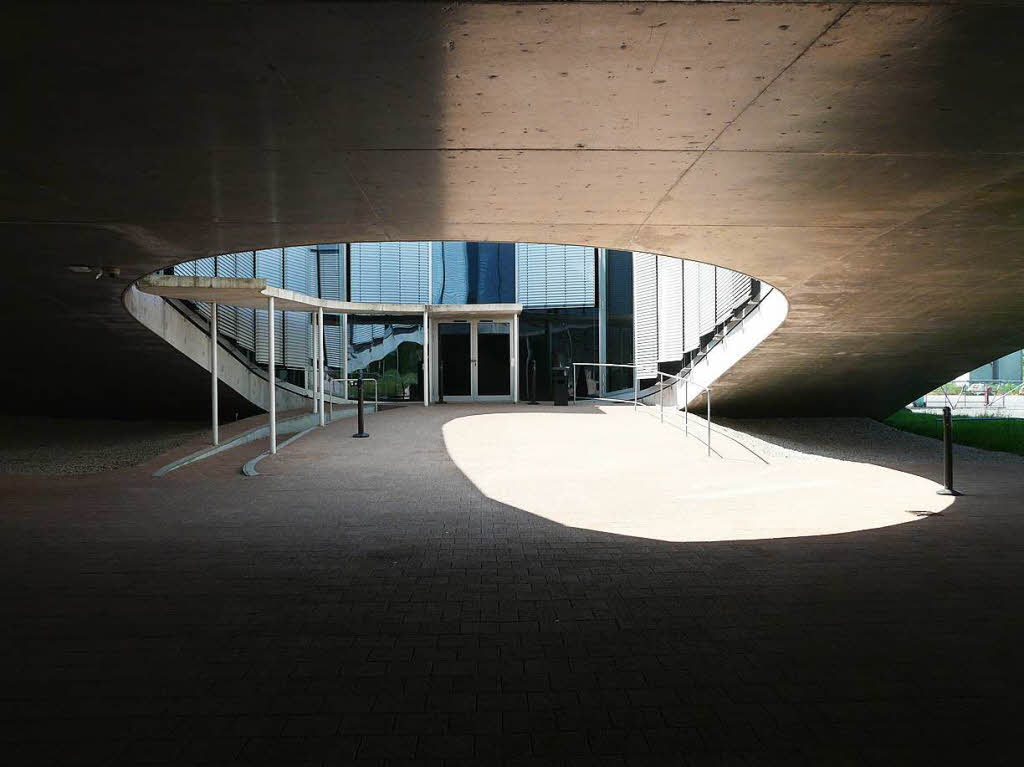 Licht und Schatten beim Rolex Learning Center der Universitt Lausanne. Fotograf: Jrgen Freund. BZ-Fotosommer: Licht und Schatten
