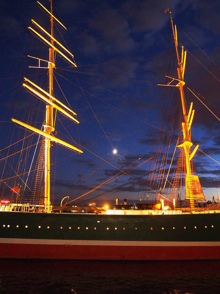 Licht und Schatten: Vollmond ber/hinter der Rickmer Rickmers im Hamburger Hafen. Fotografin: Ursula Schiller. BZ-Fotosommer: Licht und Schatten