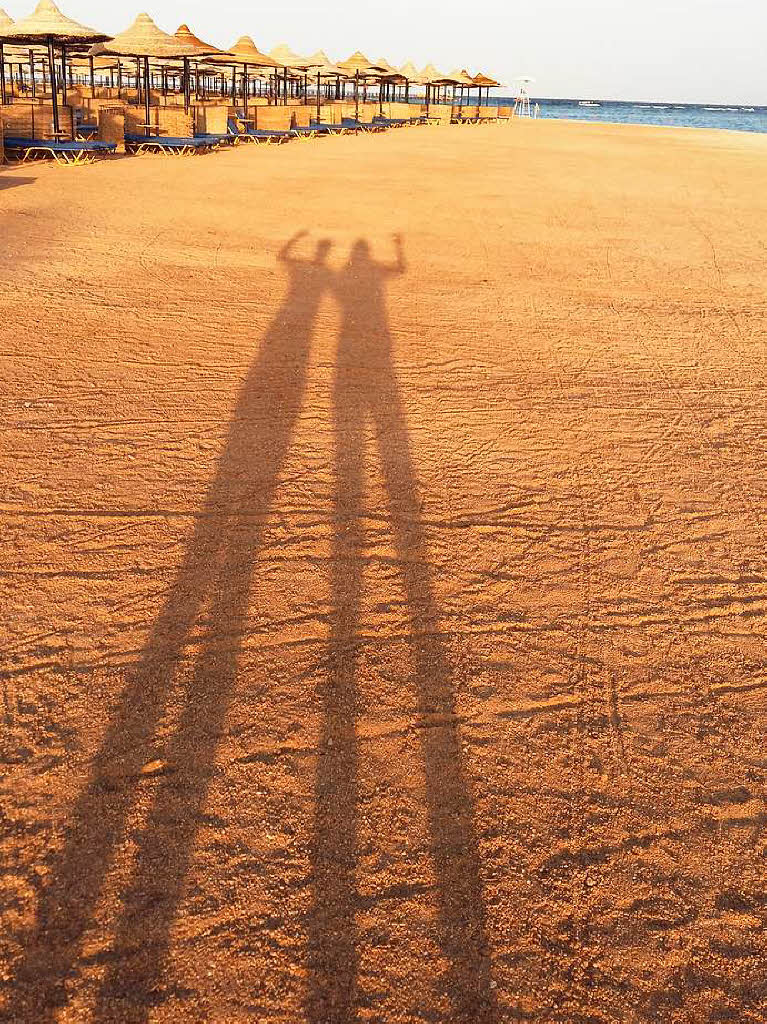 Schattenspiel am Strand im Frhjahr am Roten Meer in gypten. Fotografin: Dagmar Hitzfeld. BZ-Fotosommer: Licht und Schatten