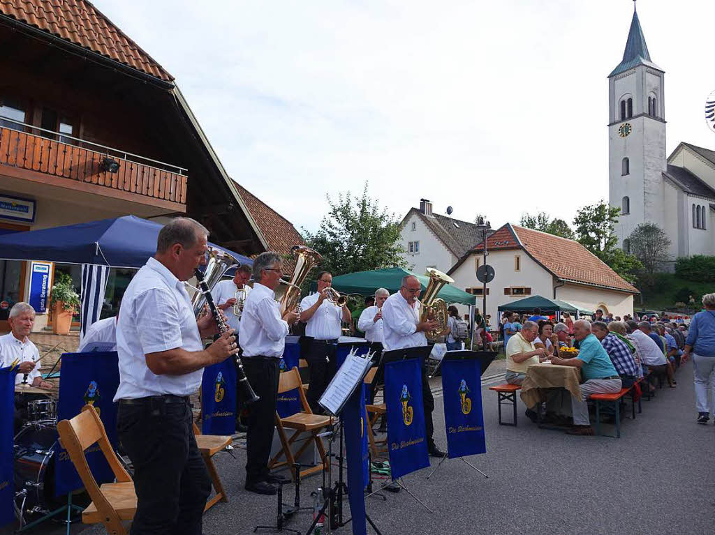 Das Hrdpfelfscht des Musikvereins 1860 Rickenbach lockte die Besucher in Scharen in die Kirchstrae.