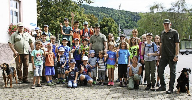 Mit den Jagdpchtern Uwe Dabelstein (l...er  einen schnen Ausflug in den Wald.  | Foto: lacher