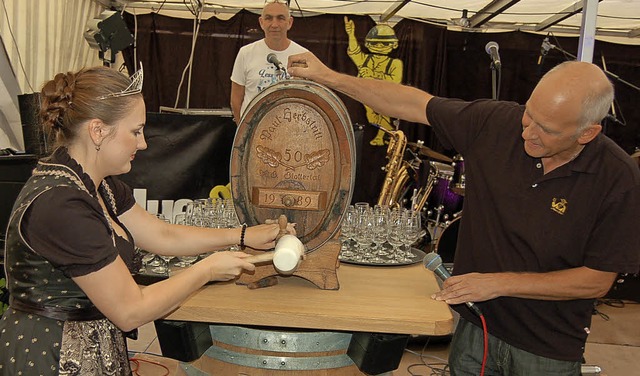 Fassanstich durch die Breisgauer Weinp... Herbstritt, rechts WG-Chef Udo Opel.   | Foto: Christian Ringwald