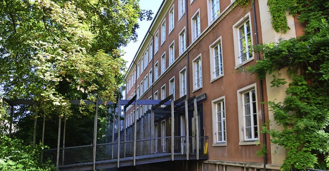 Auch die Jugendherberge im Basler St.-...-Tal war einst eine Seidenbandfabrik.   | Foto: Annette Mahro